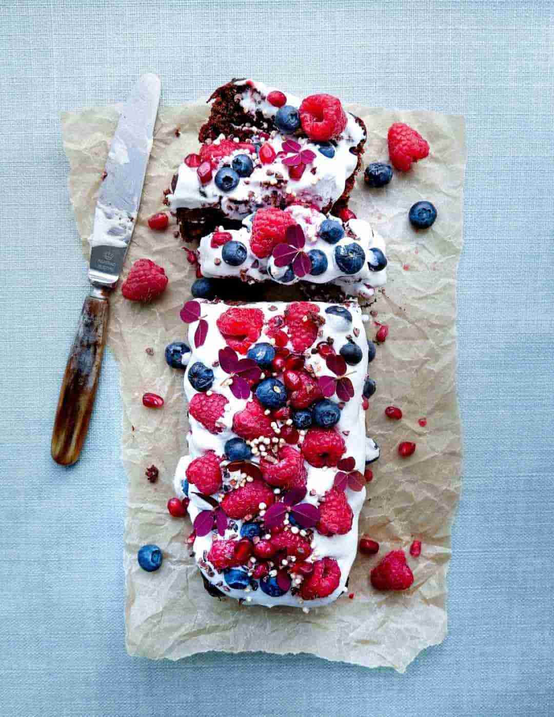 vegan-chocolate-cake-berries