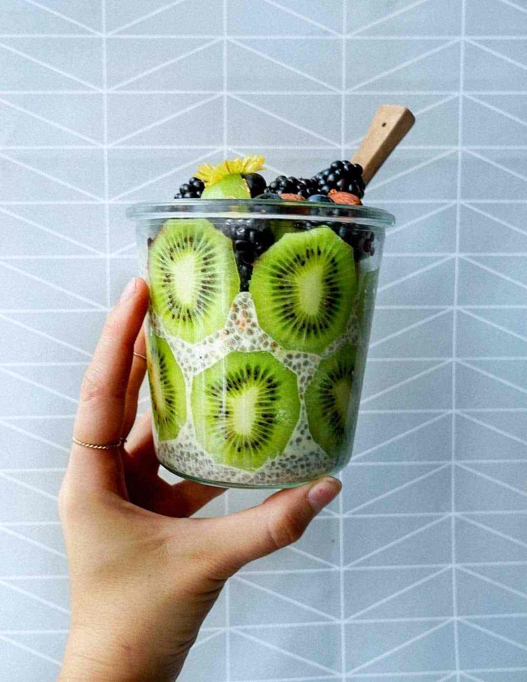 kiwi chia berries