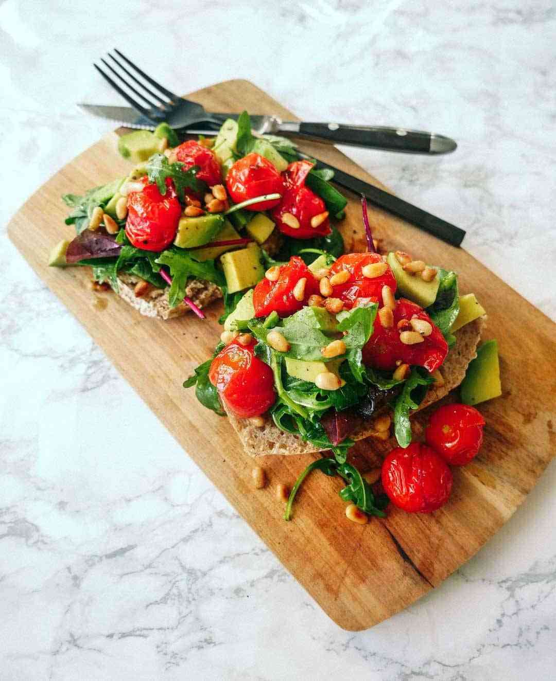 Rucola salad – Recipe with baked tomatoes and pine nuts