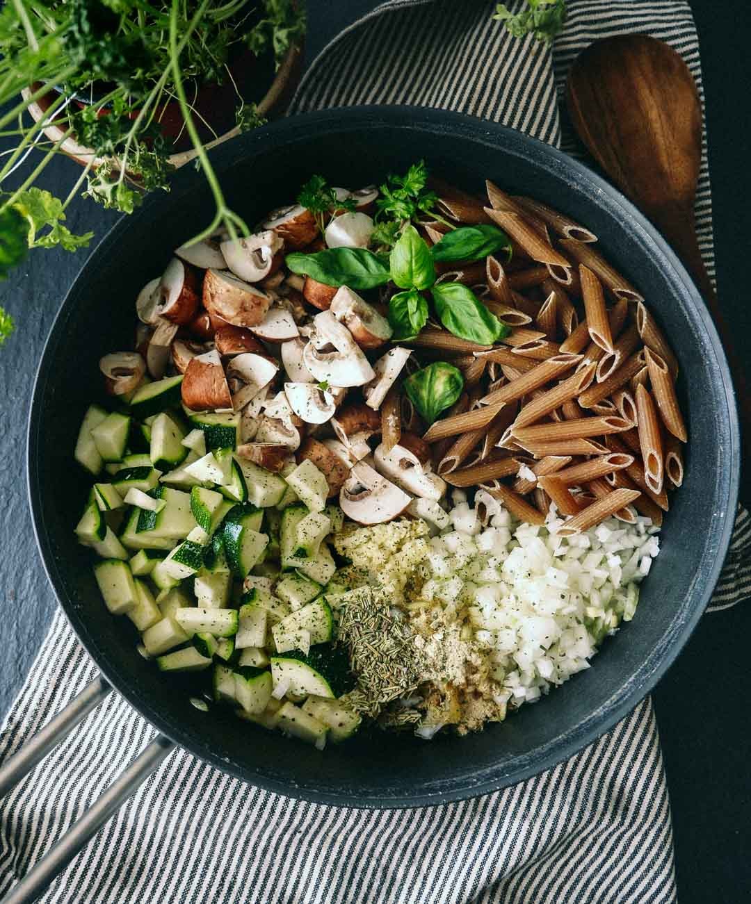 One pot pasta med svampe og squash