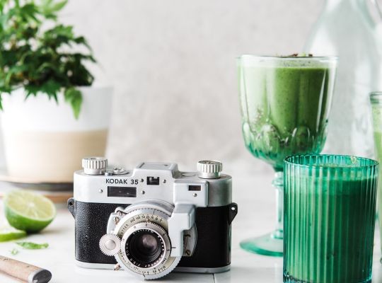 green smoothie with spinach and mint