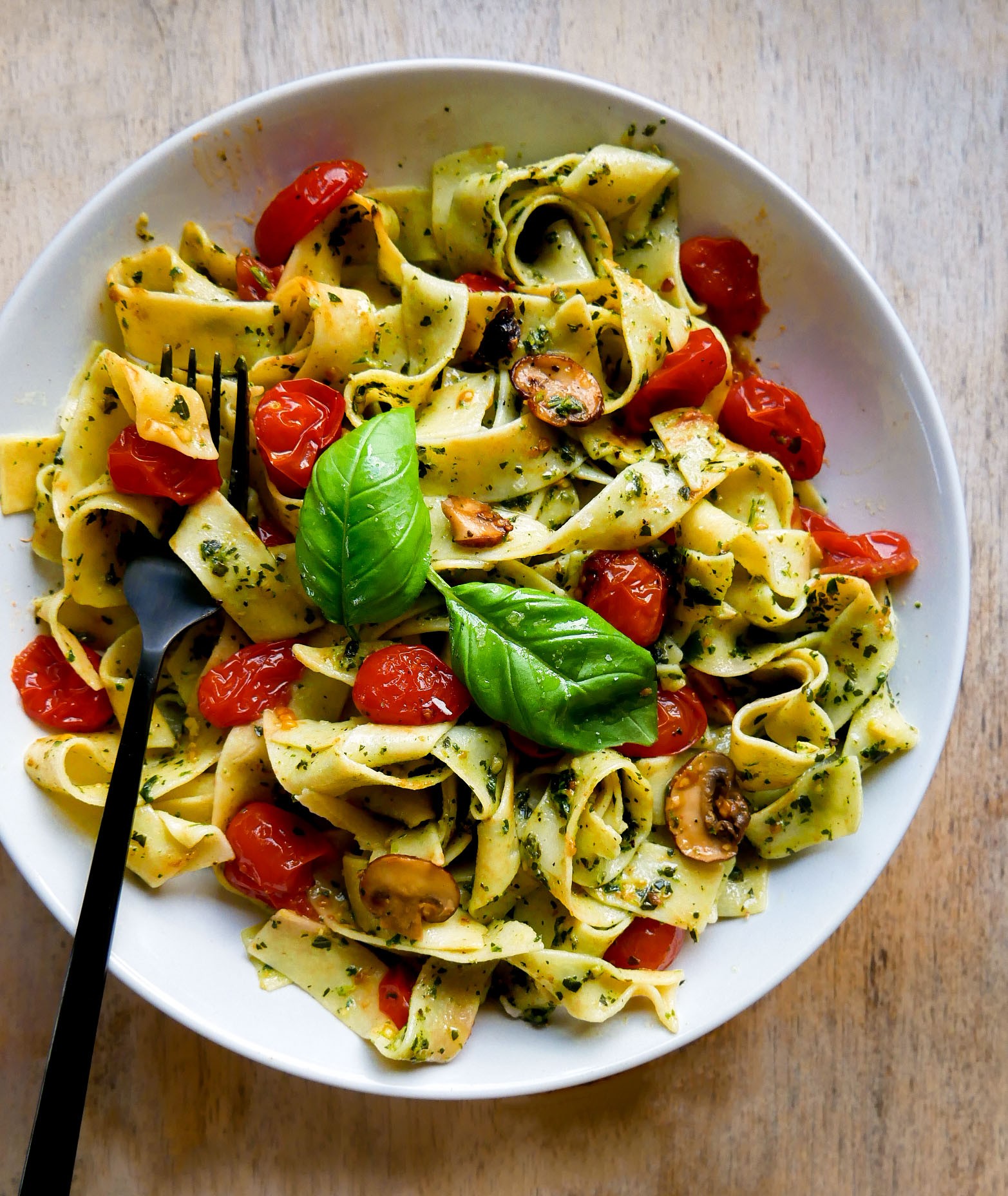 Easy Pappardelle Pasta with tomatoes and pesto
