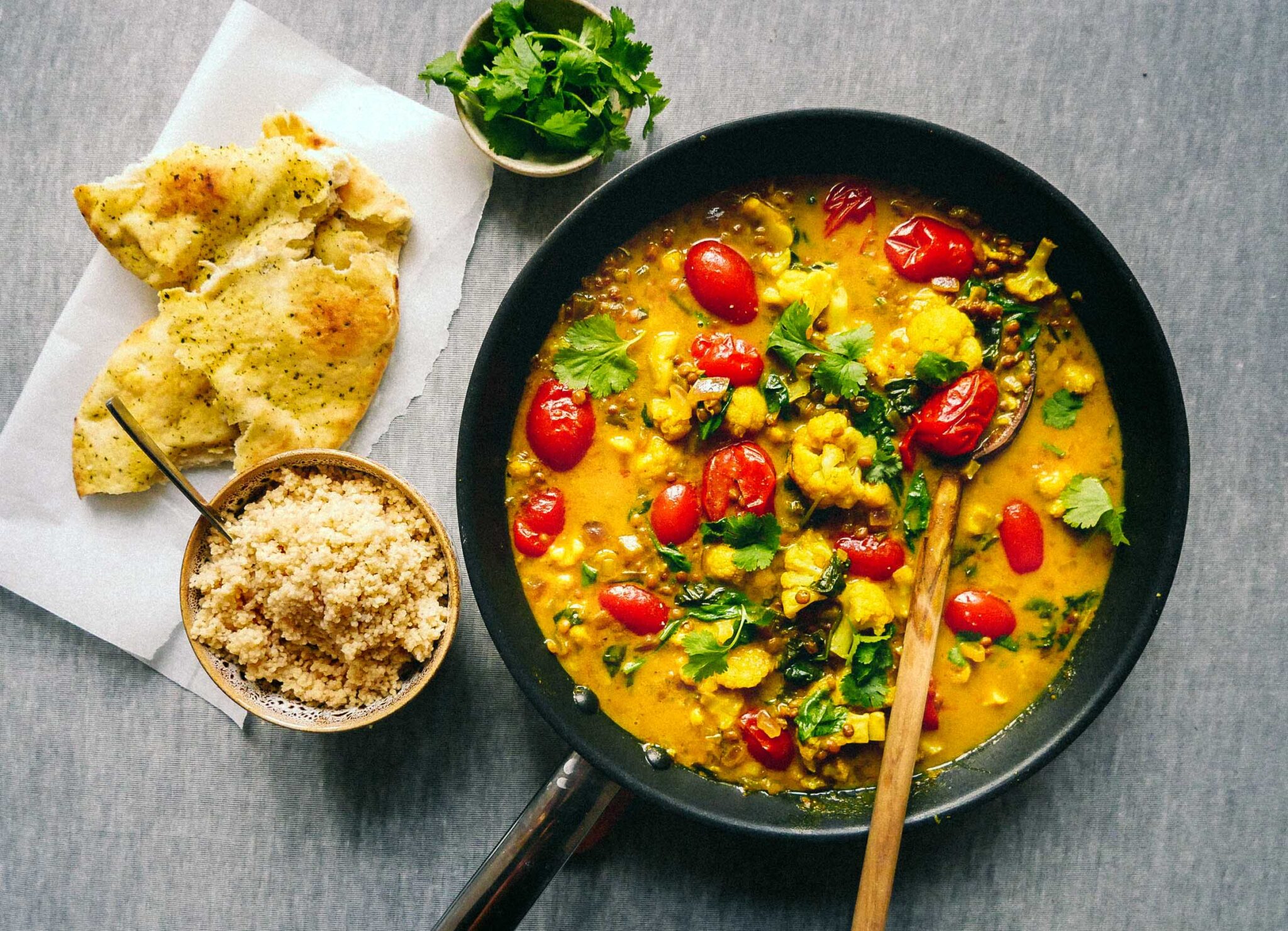 Vegan Cauliflower Curry – Easy recipe with vegetables and flatbreads